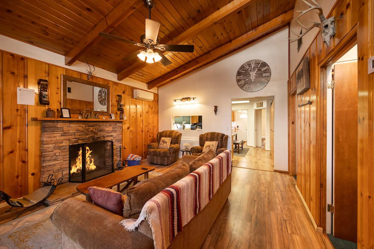 39305 Crest Ln 39305 Crest Ln