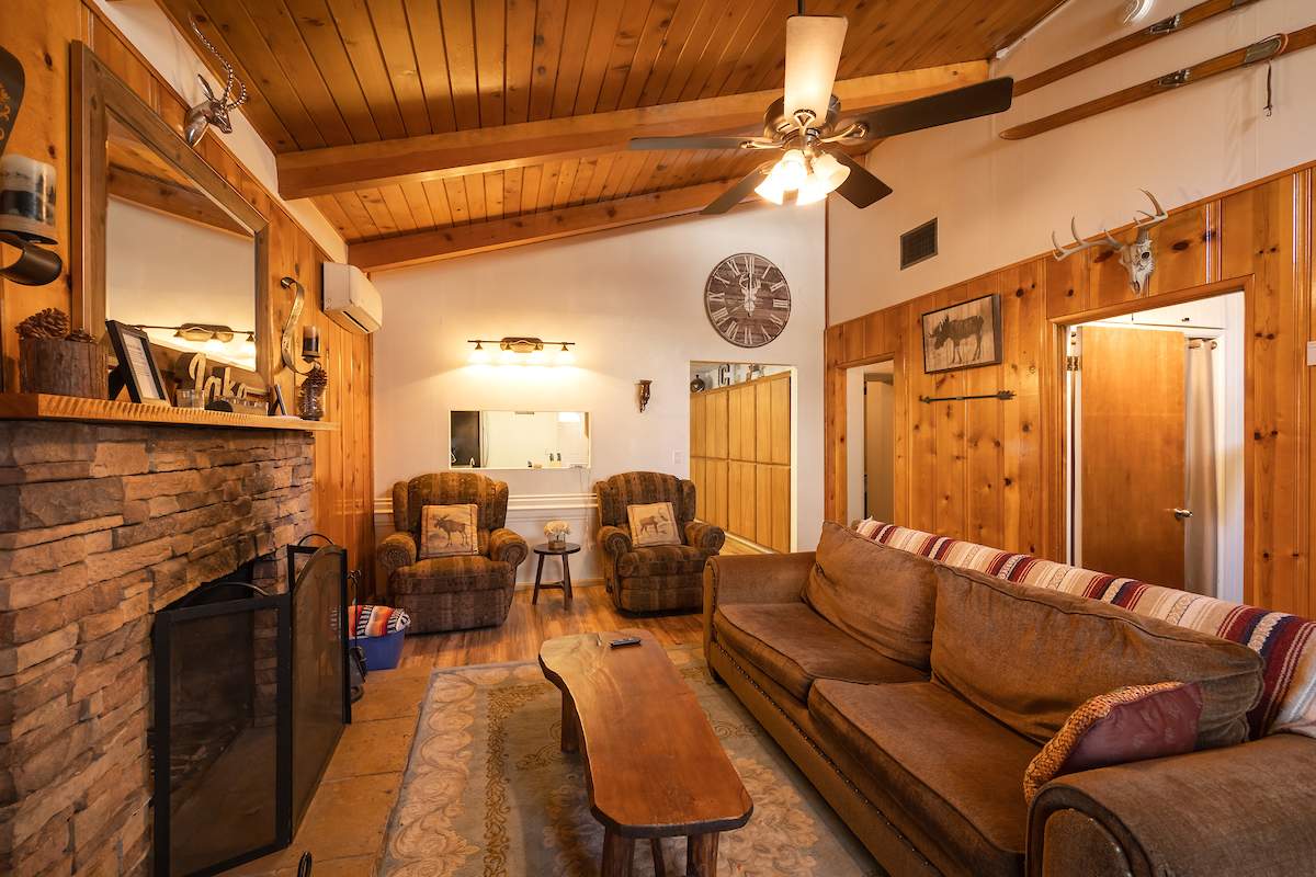 39305 Crest Ln 39305 Crest Ln